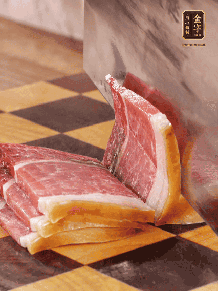 金字火腿切片，溫水浸泡5分鐘；肉皮泡發(fā)，切成小塊。