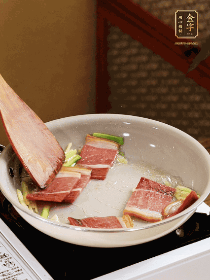 熱油下鍋，火腿、蔥姜蒜煸出香味備用