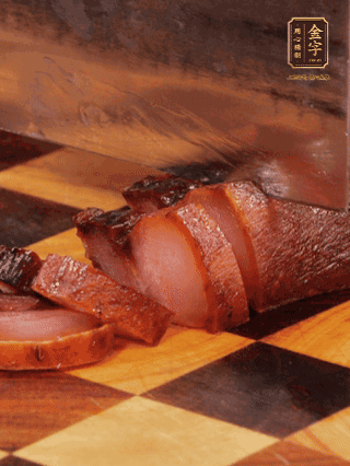 金字醬肉，煮熟切條；蓮藕去皮，切成條狀，焯水2分鐘