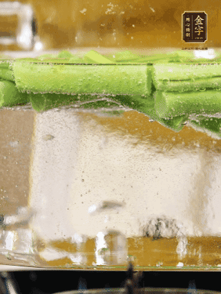 豆角切成段，加油焯水1分鐘