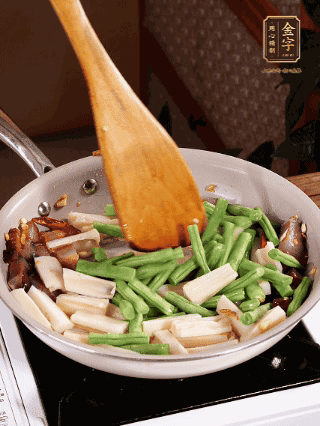 加少許生抽、蠔油、料酒、雞精調(diào)味，少許清水燜2分鐘，炒至豆角皺皮即可