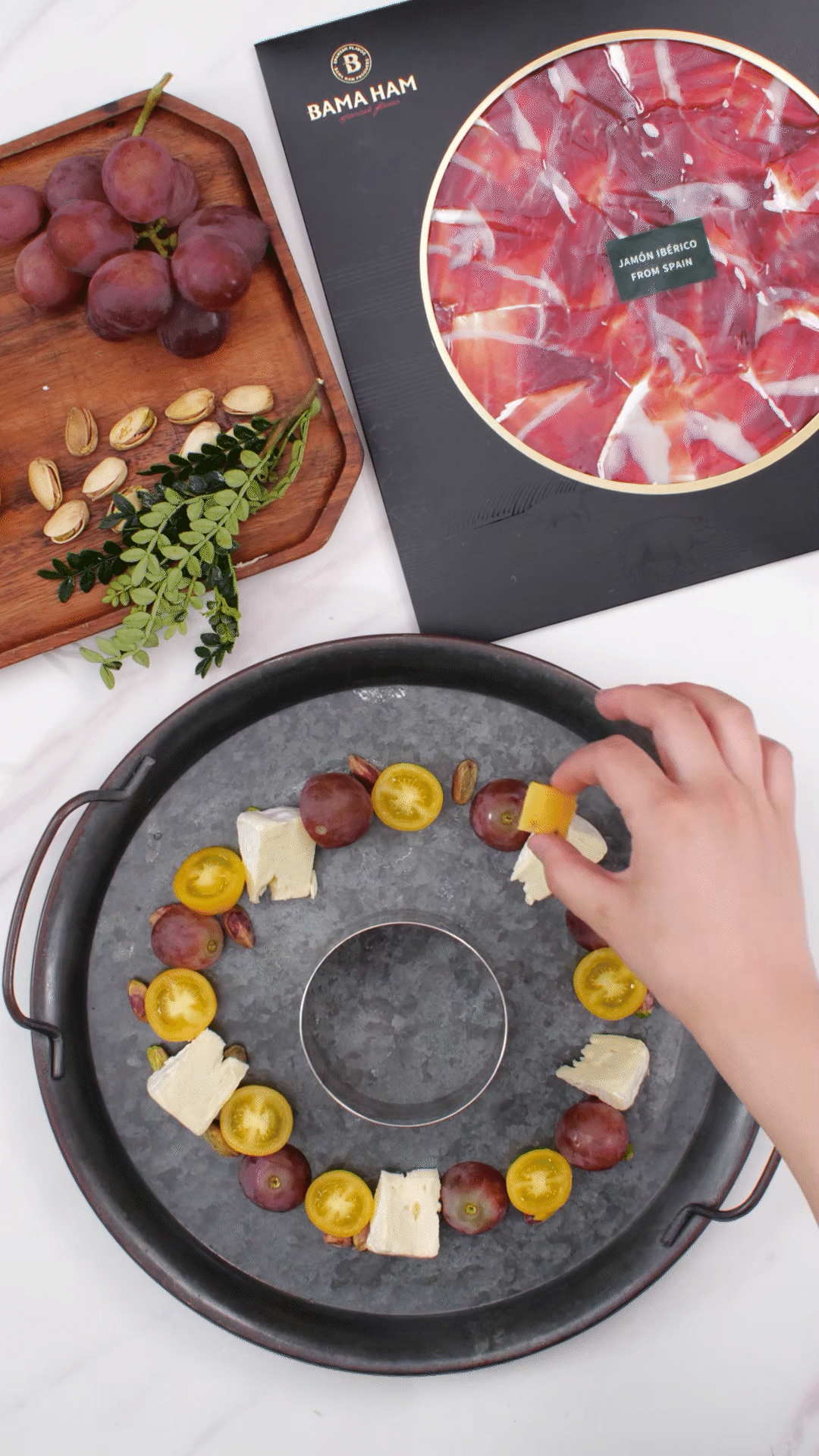 準備一個大盤子，中間放上模具（或是一個空碗）預留空位，沿著磨具把食材擺盤成花環(huán)裝