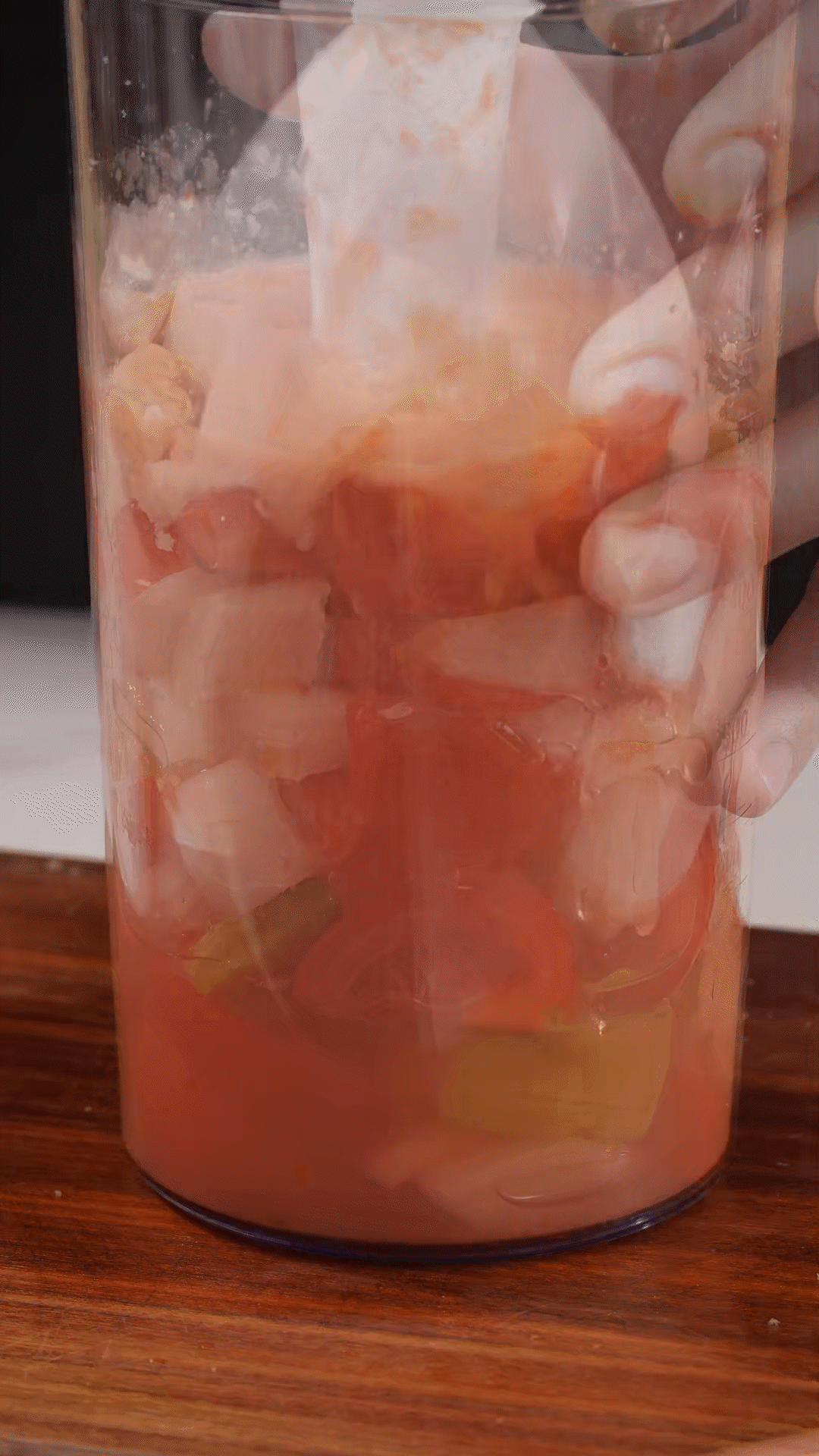 加入水、橄欖油、蘋果醋