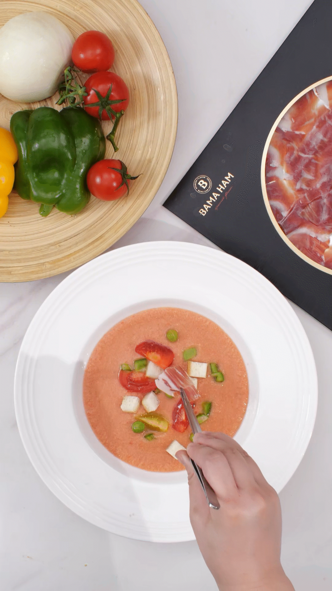 擺盤時，加入青豆，面包丁，黃瓜丁，烤面包丁，番茄丁