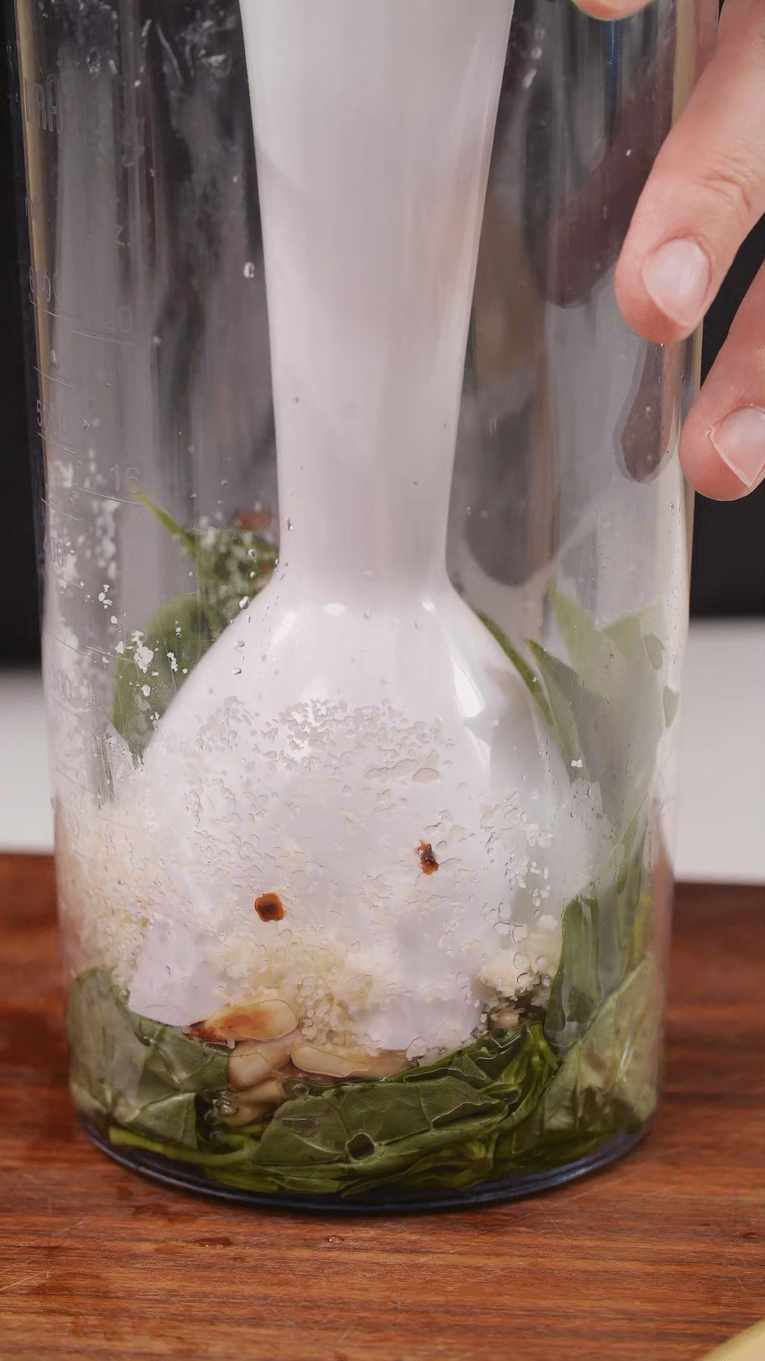 加入松子、現(xiàn)磨芝士碎、大蒜、鹽和檸檬汁、橄欖油，用手持料理機(jī)攪打細(xì)膩均勻
