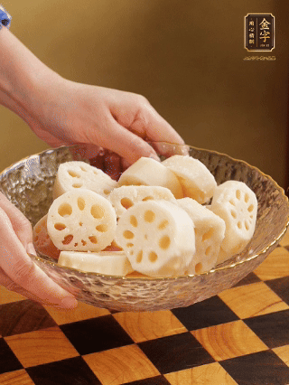 蓮藕洗凈削皮，切大塊，用鹽、糖腌制30分鐘。