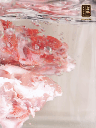 豬骨冷水下鍋，加蔥姜、料酒焯水4分鐘。