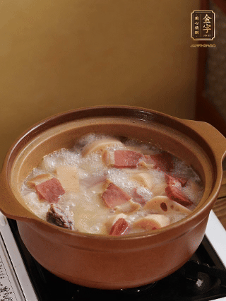 豬油潤鍋，豬骨、姜片煸出油脂香，再依次下開水、蓮藕、火腿，大火燒開