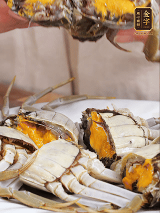 大閘蟹處理干凈，一切兩半。