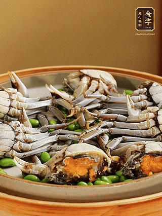 盤底鋪毛豆，依次放大閘蟹、咸肉， 淋一圈料酒、豉油。