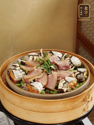 上鍋蒸15分鐘后，放蔥絲，潑熱油