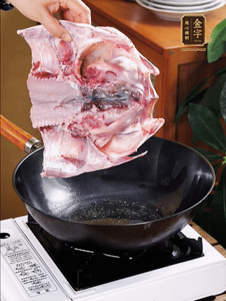 鍋里油燒熱（一半豬油、一半玉米油），放入魚頭，把魚頭煎至少兩面金黃