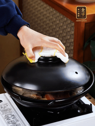 大火燒開，大火煮10~15分鐘。放入切好的豆腐，再煮5分鐘