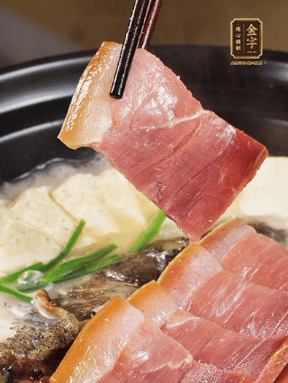 加入一丟丟鹽，撒點(diǎn)胡椒粉，蔥段點(diǎn)綴